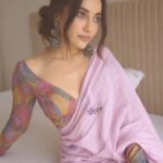 Surbhi Jyoti Instagram - ख़ूबसूरती ना सूरत में है, ना लिबास में, निगाहें जिसे चाहें उसे हसीन कर दें । . . . . . . . . . . This beautiful saree by @kavana.in Clicked by @deepak_das_photography HMU @thatgalwithmakeup
