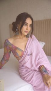 Surbhi Jyoti Instagram - ख़ूबसूरती ना सूरत में है, ना लिबास में, निगाहें जिसे चाहें उसे हसीन कर दें । . . . . . . . . . . This beautiful saree by @kavana.in Clicked by @deepak_das_photography HMU @thatgalwithmakeup