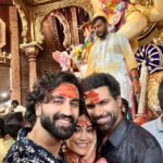 Surbhi Jyoti Instagram - Ganpati Bappa Moryaaaa🙏🏻🙏🏻🙏🏻 We love you Bappa❤️❤️❤️ #lalbaughcharaja #ganpatidarshan