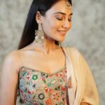 Surbhi Jyoti Instagram - Kuch likha ??📄 . . . . . . . @rashmi_aaryaa @shreeaaryaofficial @__snehasharma___ @deepikasdeepclicks @tania_makeup_artist @nargis9052 @kaashbykanishka
