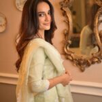 Surbhi Jyoti Instagram - Follow unfollow taan chalta rahega 😬 . . . . . . . . . @chikankari.ariaa @deepak_das_photography @doseofglamourbyafreen @aartigupta5565