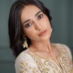 Surbhi Jyoti Instagram - Peeli chunni- 💛✅ Peeli gaddi- I doubt