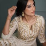Surbhi Jyoti Instagram - Peeli chunni- 💛✅ Peeli gaddi- I doubt