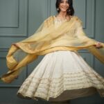 Surbhi Jyoti Instagram - Peeli chunni- 💛✅ Peeli gaddi- I doubt