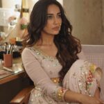 Surbhi Jyoti Instagram - इश्क़ की तलाश में क्यों निकलते हो तुम, इश्क़ ख़ुद ही तलाश लेता है, जिसे बर्बाद करना होता है ! - गुलज़ार
