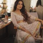 Surbhi Jyoti Instagram - इश्क़ की तलाश में क्यों निकलते हो तुम, इश्क़ ख़ुद ही तलाश लेता है, जिसे बर्बाद करना होता है ! - गुलज़ार