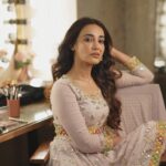 Surbhi Jyoti Instagram - इश्क़ की तलाश में क्यों निकलते हो तुम, इश्क़ ख़ुद ही तलाश लेता है, जिसे बर्बाद करना होता है ! - गुलज़ार