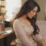 Surbhi Jyoti Instagram - इश्क़ की तलाश में क्यों निकलते हो तुम, इश्क़ ख़ुद ही तलाश लेता है, जिसे बर्बाद करना होता है ! - गुलज़ार