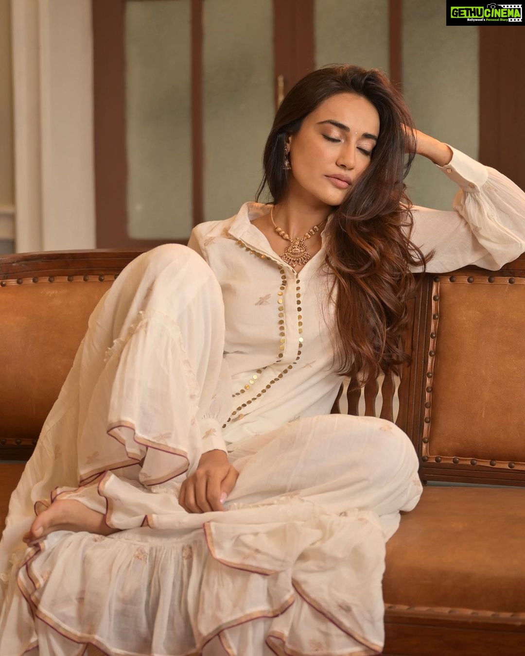 Surbhi Jyoti Instagram - For the love of White ЁЯдН рд╕рдкрдиреЛрдВ рдХрд╛ рд╢рд╣рд░ рдореБрдВрдмрдИ