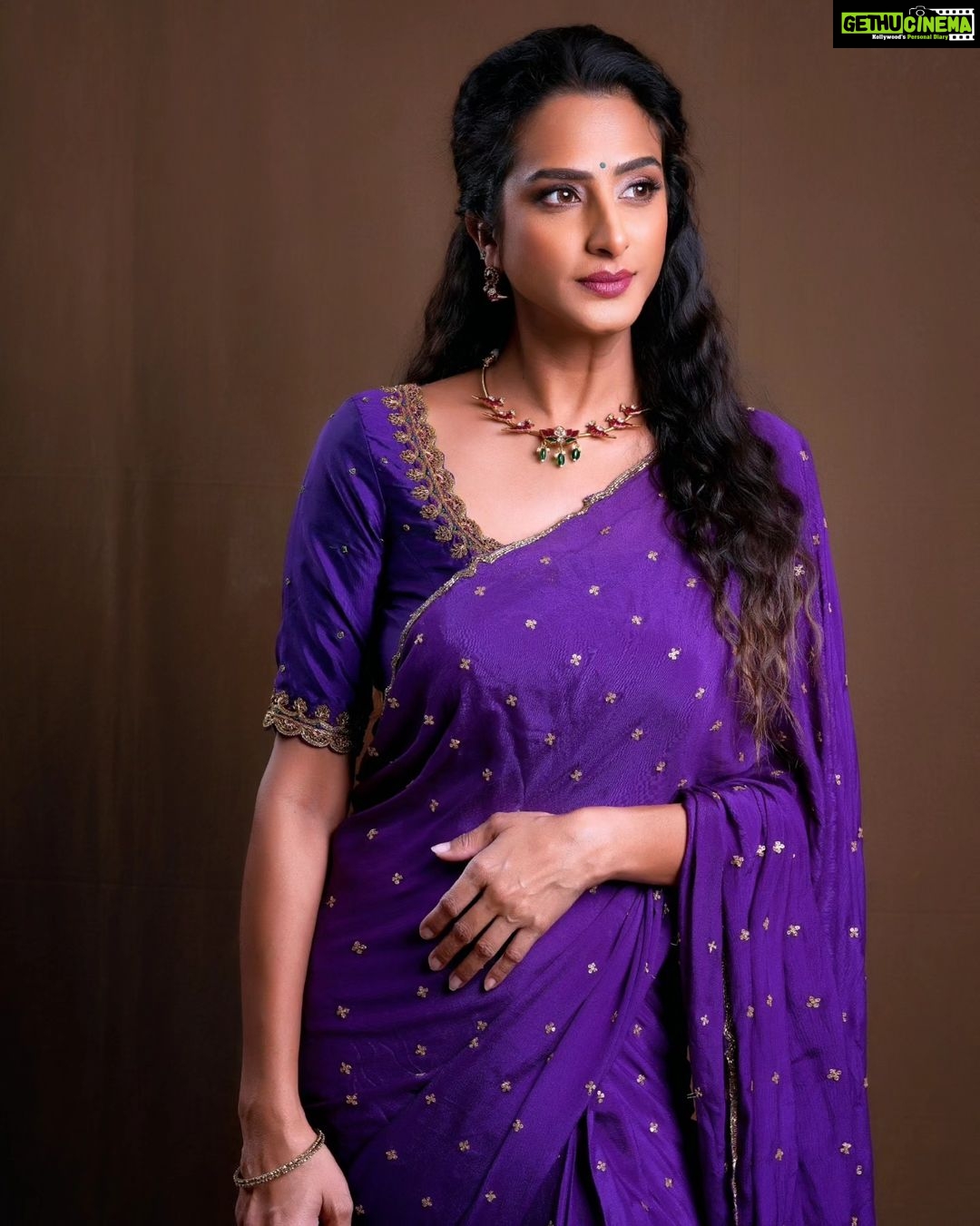 Sureka Instagram - In frame @artist_surekhavani Hair makeup n styling by @emraanartistry Outfit by @maramsclothing_official Jewellery by @aditi_collection Photography by @valmikiramuphotography #siima2023 #siima India