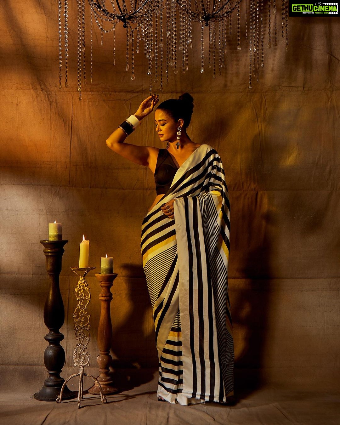 Surveen Chawla Instagram - Take me back to Black & Whites ..π¬ For #LokmatAwards Makeup by @tush_91 Hair by @gohar_shaikh Sari- @raw_mango Jewellery- @valliyan @tuluaindia @ishhaara @simranchhabrajewels Styled by- @sukritigrover Styling Team- @vanigupta.23 @harshitadaga01 πΈ - @mohitvaru