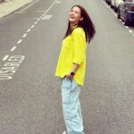 Surveen Chawla Instagram - Streets, smiles & me 🇬🇧 📸 @faisal_miya_photuwale #London2023 #SummerTravelDiaries #TravelSeries #StartfordUponAvon #StreetStyle Stratford-upon-Avon, Warwickshire