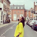 Surveen Chawla Instagram - Streets, smiles & me 🇬🇧 📸 @faisal_miya_photuwale #London2023 #SummerTravelDiaries #TravelSeries #StartfordUponAvon #StreetStyle Stratford-upon-Avon, Warwickshire