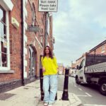 Surveen Chawla Instagram - Streets, smiles & me 🇬🇧 📸 @faisal_miya_photuwale #London2023 #SummerTravelDiaries #TravelSeries #StartfordUponAvon #StreetStyle Stratford-upon-Avon, Warwickshire