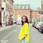 Surveen Chawla Instagram - Streets, smiles & me 🇬🇧 📸 @faisal_miya_photuwale #London2023 #SummerTravelDiaries #TravelSeries #StartfordUponAvon #StreetStyle Stratford-upon-Avon, Warwickshire
