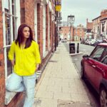 Surveen Chawla Instagram - Streets, smiles & me 🇬🇧 📸 @faisal_miya_photuwale #London2023 #SummerTravelDiaries #TravelSeries #StartfordUponAvon #StreetStyle Stratford-upon-Avon, Warwickshire