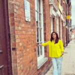 Surveen Chawla Instagram - Streets, smiles & me 🇬🇧 📸 @faisal_miya_photuwale #London2023 #SummerTravelDiaries #TravelSeries #StartfordUponAvon #StreetStyle Stratford-upon-Avon, Warwickshire