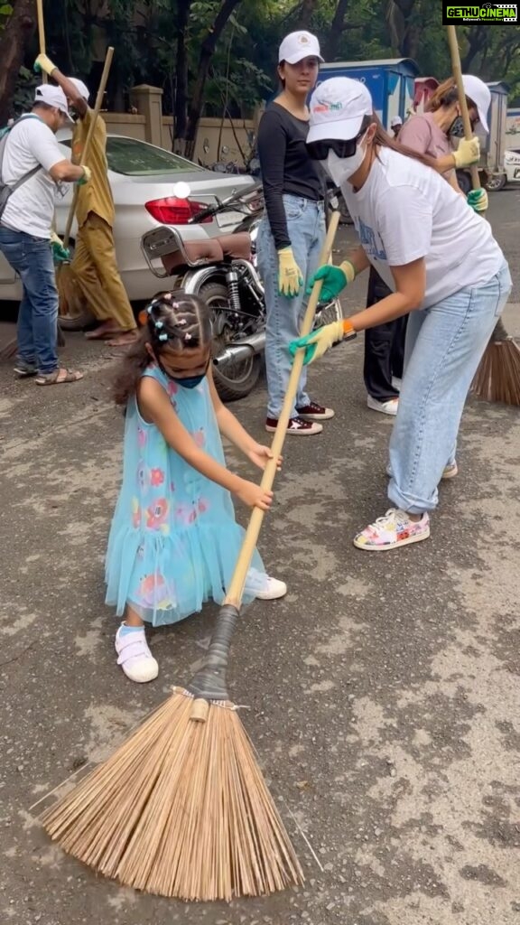 Surveen Chawla Instagram - It takes a minuscule amount of effort and time from our end to BE the message and send it out stronger than ever… We did our bit. Did you do yours? Today and everyday … @narendramodi @my_bmc @swachhbharatgov @moefccgoi #IndianSwachhataLeague #YouthVsGarbage #CleanIndia2023 #SwachhataHiSeva #swachhsurvekshan #MyCleanIndia