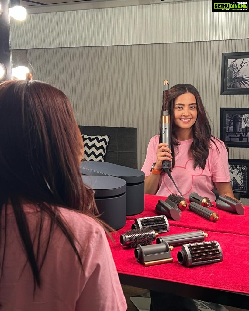 Surveen Chawla Instagram - Shoot breaks call for hair touch ups! My trusted hair stylist- The Dyson Airwrap 💇🏻‍♀ @dyson_india #DysonAirwrap#DysonHair#DysonIndia#gifted
