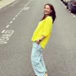 Surveen Chawla Instagram - Streets, smiles & me 🇬🇧 📸 @faisal_miya_photuwale #London2023 #SummerTravelDiaries #TravelSeries #StartfordUponAvon #StreetStyle Stratford-upon-Avon, Warwickshire