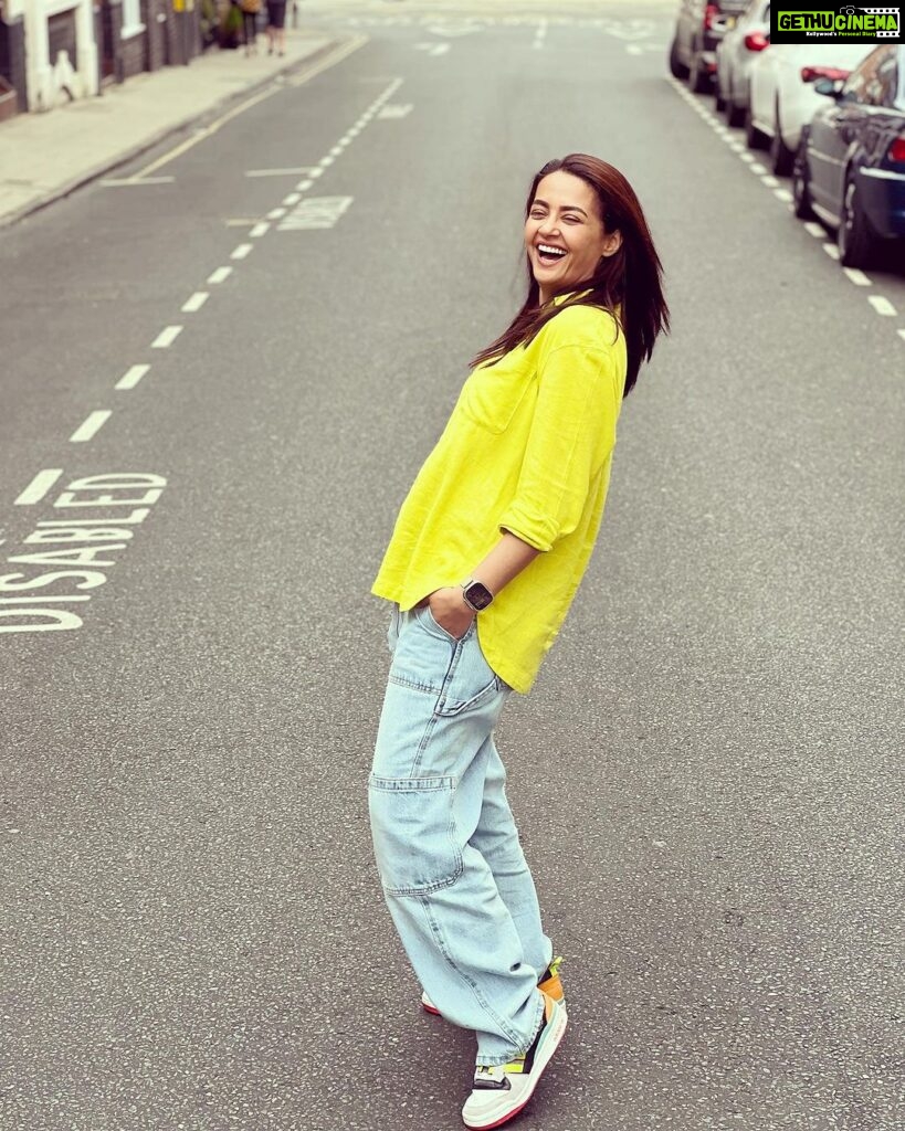 Surveen Chawla Instagram - Streets, smiles & me 🇬🇧 📸 @faisal_miya_photuwale #London2023 #SummerTravelDiaries #TravelSeries #StartfordUponAvon #StreetStyle Stratford-upon-Avon, Warwickshire