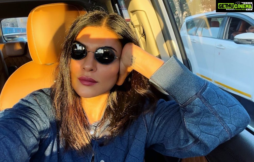 Sushmita Sen Instagram - Being driven to a shoot on a Sunday morning has its own charm…with zero traffic!!!!😉😄❤️ I love you guys beyond!!! #HappySunday #drivingthoughts #duggadugga 💋💃🏻🎶🤗