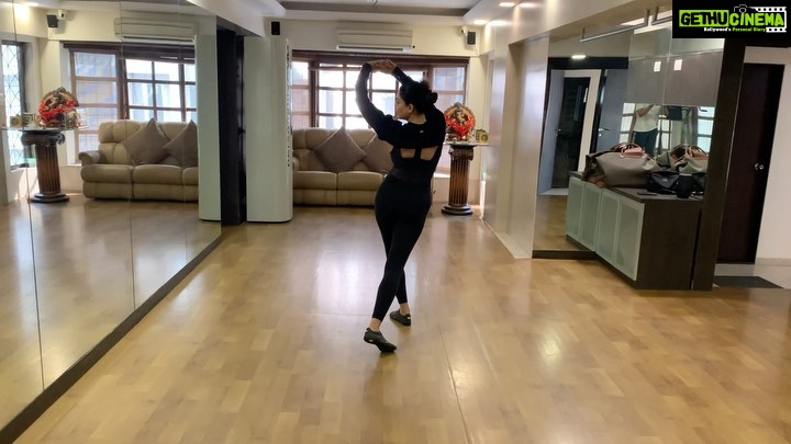 Sushmita Sen Instagram - Grace has a muscle memory…move, saunter, dance…and it remembers!!! 🤗❤️💃🏻🎶 #totalrecall #gracefulliving #backtobasics 😍 I love you guys!!! #breakinertia #movementislife #duggadugga 😇❤️