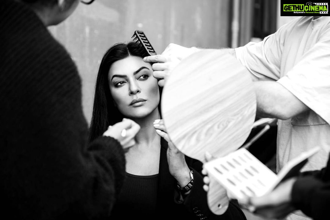 Sushmita Sen Instagram - βThat stare in the mirror that saysβ¦I dare you!!!β πππ Captured by @frank.ahalpara.photography Makeup @simua_996 Hair @flavienheldt #workmode #yourstruly π€ππ» I love you guys!!! #duggadugga β€οΈ