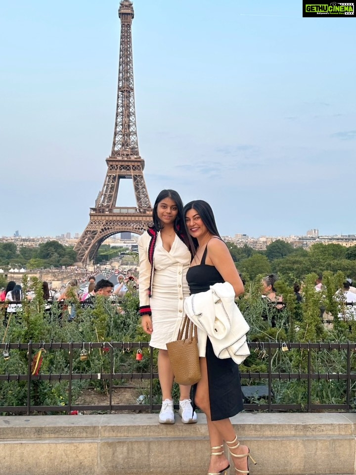 Sushmita Sen Instagram - Happpyyyyy Birthday LOVE OF MY LIFE!!! 😍🎶💋🤩❤️💃🏻 How special God made you…and this privilege of being your Mother…I couldn’t be prouder Alisah!!!!🤗❤️💋 I love you Shona!!! #apowerfuldestinyawaits #duggadugga #angel #maa 💃🏻🎶😀