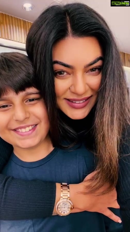 Sushmita Sen Instagram - #livesession πππ» I love you guys!!! Thank you for gracing my life!!!ππ€β€οΈππ»π #duggadugga @flavienheldt @ankana.awasthi @simua_996 @kaneekapatel @mrpanwar2011 ππΆπ