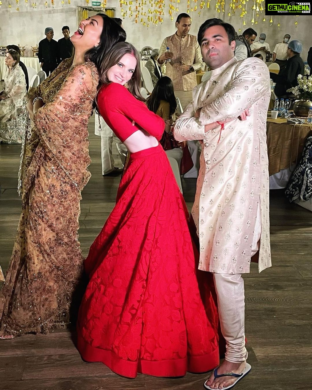 Sushmita Sen Instagram - Congratulations Julja & Gaurav!!! 😁🤗❤️🥂💃🏻 WHAT A FUN WEDDING @gsen27 @andreemarie92 👏😄🎶 If this is you moments after your vows…I can only imagine the joy & happiness a lifetime together awaits!!!🤗❤️😍 May God bless this beautiful love, friendship & commitment!!! I love you both so soooooo much!!! #duggadugga #yours #didi 😇❤️💃🏻💋