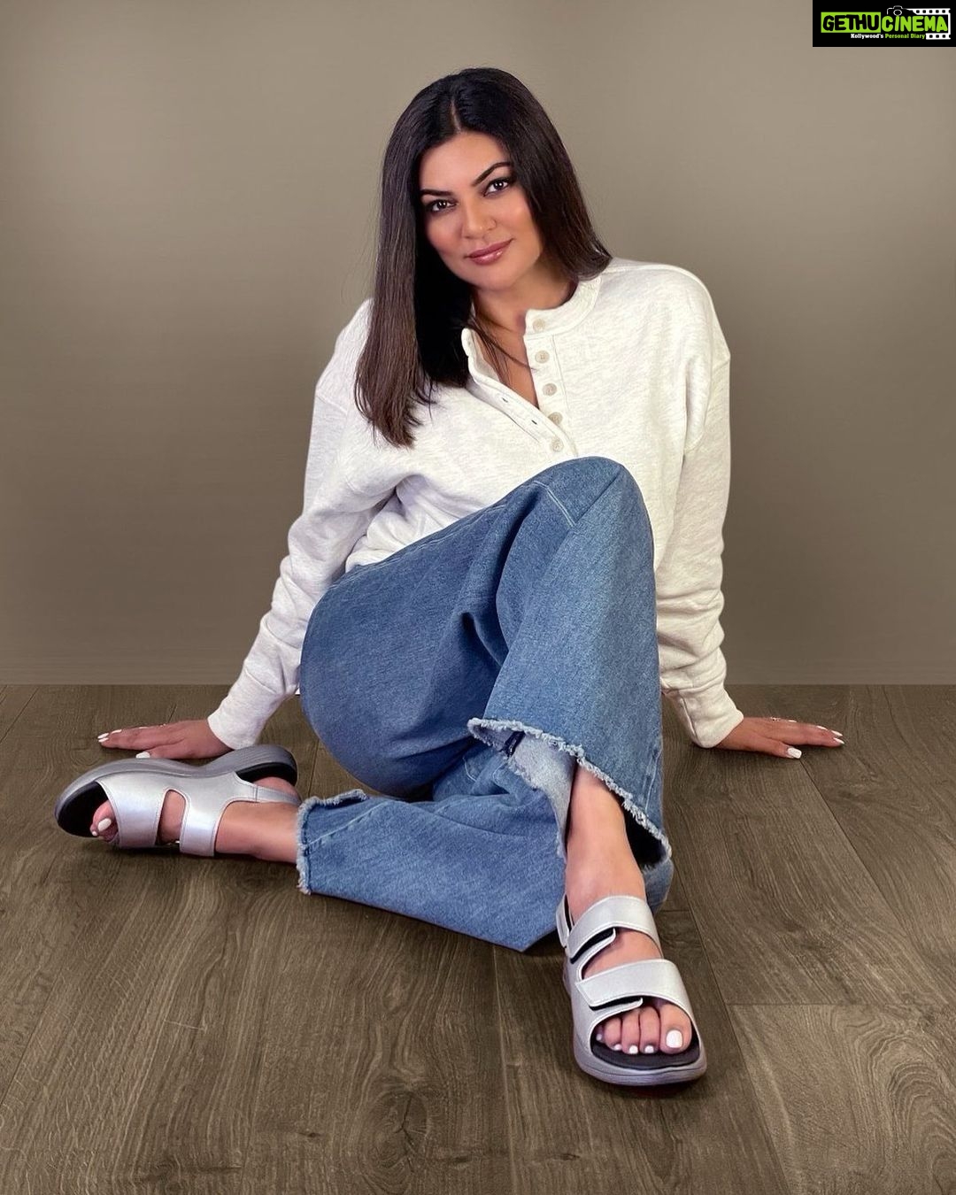 Sushmita Sen Instagram - My steps just got lively and comfortable with the shining Zola sandals from @happenstanceofficial πβ€οΈ The technology soles are so light and fine. Feels like cloud nine.ππ» Let your feet do the talking!! Shop now at Happenstance.com #MyHappenstance #WomensStyle #TechnologySandals #WomensSandals #WomensFashion #comfortableshoesandsandals