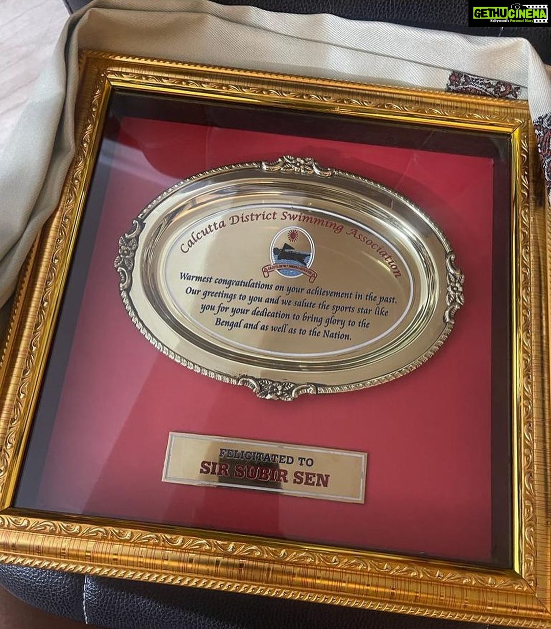 Sushmita Sen Instagram - An honour long overdue!! 👏🤗❤️ Soooooooo proud of you daddy @sensubir 😇👏 #sharing This richly deserved felicitation..My Father being Honoured by the Kolkata District Swimming association for his past achievements in swimming, waterpolo & diving. 😍💃🏻🇮🇳❤️ #prouddaughter I love you guys!! #duggadugga 🤗