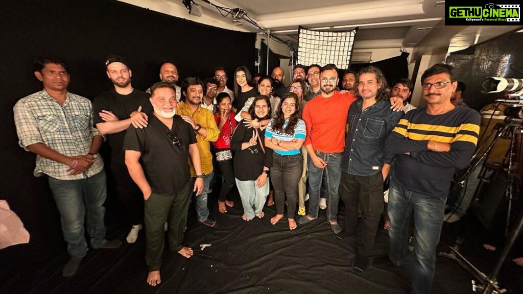Sushmita Sen Instagram - 😁❤️💃🏻 Finally, completed dubbing & promo shoot for our #webseries #Taali This beautiful #team will be missed dearly…what a soulful journey it’s been!!!🤗❤️🙏 Thank you Sir @ravijadhavofficial #Amol @shreegaurisawant @gseamsak @voot @officialjiocinema @raghav_dop @umabiju & the incredibly talented Cast & Crew of TAALI 👏👏🤗❤️💋 #sharing #happiness & #allheartpeople 😍 I love you guys!!! #duggadugga 🥰