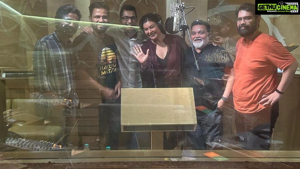 Sushmita Sen Instagram - 😁❤️💃🏻 Finally, completed dubbing & promo shoot for our #webseries #Taali This beautiful #team will be missed dearly…what a soulful journey it’s been!!!🤗❤️🙏 Thank you Sir @ravijadhavofficial #Amol @shreegaurisawant @gseamsak @voot @officialjiocinema @raghav_dop @umabiju & the incredibly talented Cast & Crew of TAALI 👏👏🤗❤️💋 #sharing #happiness & #allheartpeople 😍 I love you guys!!! #duggadugga 🥰