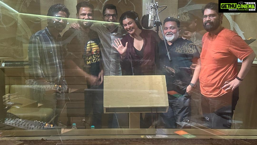Sushmita Sen Instagram - πβ€οΈππ» Finally, completed dubbing & promo shoot for our #webseries #Taali This beautiful #team will be missed dearlyβ¦what a soulful journey itβs been!!!π€β€οΈπ Thank you Sir @ravijadhavofficial #Amol @shreegaurisawant @gseamsak @voot @officialjiocinema @raghav_dop @umabiju & the incredibly talented Cast & Crew of TAALI πππ€β€οΈπ #sharing #happiness & #allheartpeople π I love you guys!!! #duggadugga π₯°