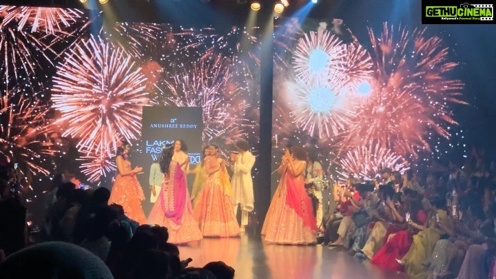 Sushmita Sen Instagram - “Tere Bas Mein Kujh Vi Nahi Ae… Dil Nu Eh Samjhawan…Tu Jhoom Jhoom Jhoom Jhoom” 😁💃🏻🎶❤️ A Walk To Remember…I celebrate life…Jhoom!!😍💃🏻❤️ Thank you @anushreereddydesign & team for this memorable walk back to life..your designs are as beautiful as your heart!!!🤗💋 #yours #showstopper 😍 Cheers @lakmefashionwk @fdciofficial @lubna.adam @jioworldgarden To the live audience & the Media…THANK YOU for all the love & goodness!!!🤗😇❤️ I love you guys!!! #duggadugga 💃🏻