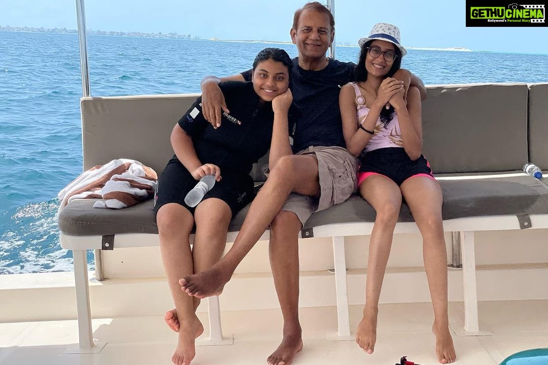 Sushmita Sen Instagram - “Love, kindness, courage & empathy…the four chambers of a balanced heart” 😍🤗 Here’s to the one who epitomises it!! 😇❤️ Happpyyyyyy Birthday Baba @sensubir 😁💃🏻❤️🎶🥳 Here’s to your health & happiness always!!! 🥂You are God’s precious blessing in our lives!! We love you!!!!🤗❤️💃🏻 #duggadugga Alisah, @reneesen47 & your Titan 😀😍💃🏻