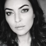 Sushmita Sen Instagram - Blink?? You first!!!😉😄💋 Makeup: @makeupbymahendra7 🤗 Hair: @bymaniasha ❤️ I love you guys!! #duggadugga 😍💃🏻