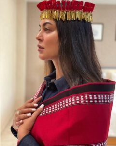 Sushmita Sen Instagram - #yourstruly Adorning Manipur’s traditional handwoven woollen shawl & their gorgeous headgear #kajenglei 😍😊❤️ #beautiful #royal #celebration

Hand on my heart…I belong!!! 🤗💋

Thagatchari #Manipur 🙏😇

I love you guys!!! #duggadugga 💃🏻