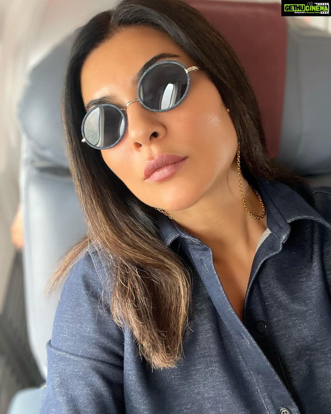 Sushmita Sen Instagram - Plane & self(ies) 😄💋I love journeys…especially the ones that arrive at belonging!! 😍🤗😊 #memories Enroute #sangaifestival2022 #manipur #favouritenortheast 🤗💃🏻❤️🎶✈️ I love you guys!!! #duggadugga 😇