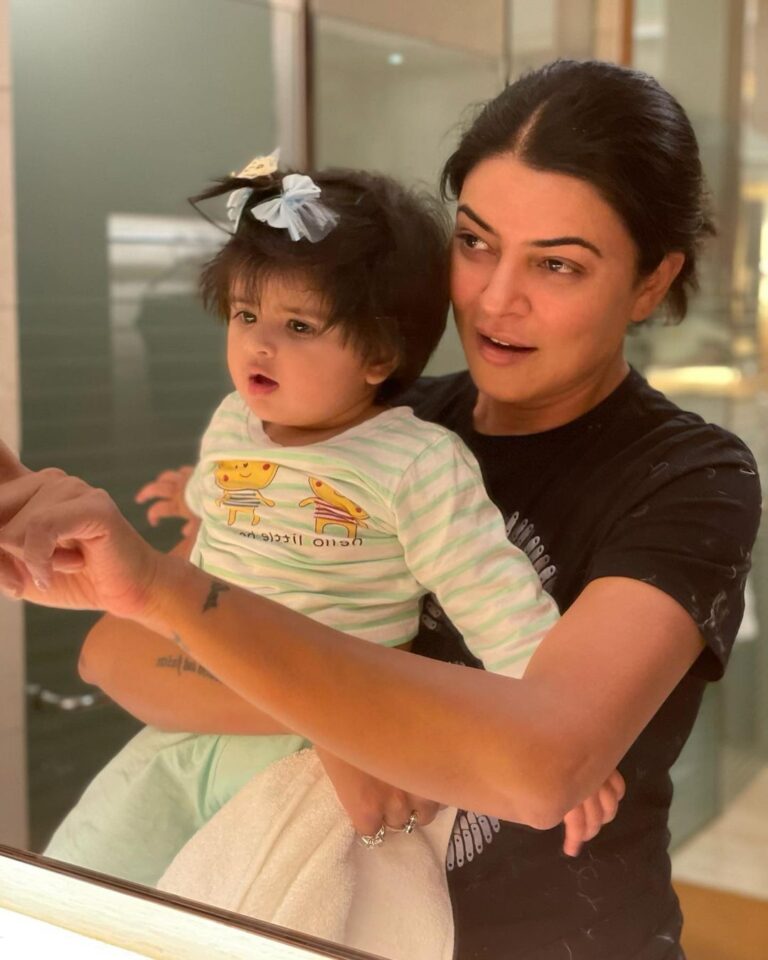Sushmita Sen Instagram - Look at that strong & mysterious Phoenix!!! 😍❤️🤗💋 Born a Scorpio for a reason!!!👊 May you always Rise & Rule!! Happpyyyyy 1st Birthday Ziana!!!🥳😁💃🏻🤗❤️ May God bless you with his best always!!! Thank you for gracing our lives!!! #BuaKiJaan 😀❤️💋💃🏻 We love you little Munchkin!!! #duggadugga 😍😇🎶 Alisah didi @reneesen47 @subhra51 @sensubir @asopacharu @rajeevsen9 🤗❤️
