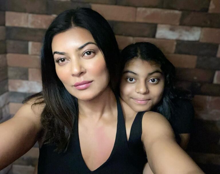 Sushmita Sen Instagram - Happpyyyyy 13th Birthday to the love of my life!!!😍😁🤗❤️💃🏻🎶🌈 ‘Alisah’ means Noble, protected by God & a gift of God…all of which she truly is!!!😍😇💋 I continue to proudly witness, the purity of love & the power of divinity in her eyes, in her beliefs, her embrace & mostly importantly, in her actions!!! 🤗👏❤️ I am a better person because I am Alisah’s Mother!!❤️ To your health & happiness always Shona!!! Didi & I love you infinity!!❤️❤️❤️❤️ #partytime #birthdaygirl #duggadugga #foreverinlove Maa ❤️💃🏻💋😇 @sensubir @subhra51 @pritam_shikhare @reneesen47 #Amadeus #Ziana 😁😍💋