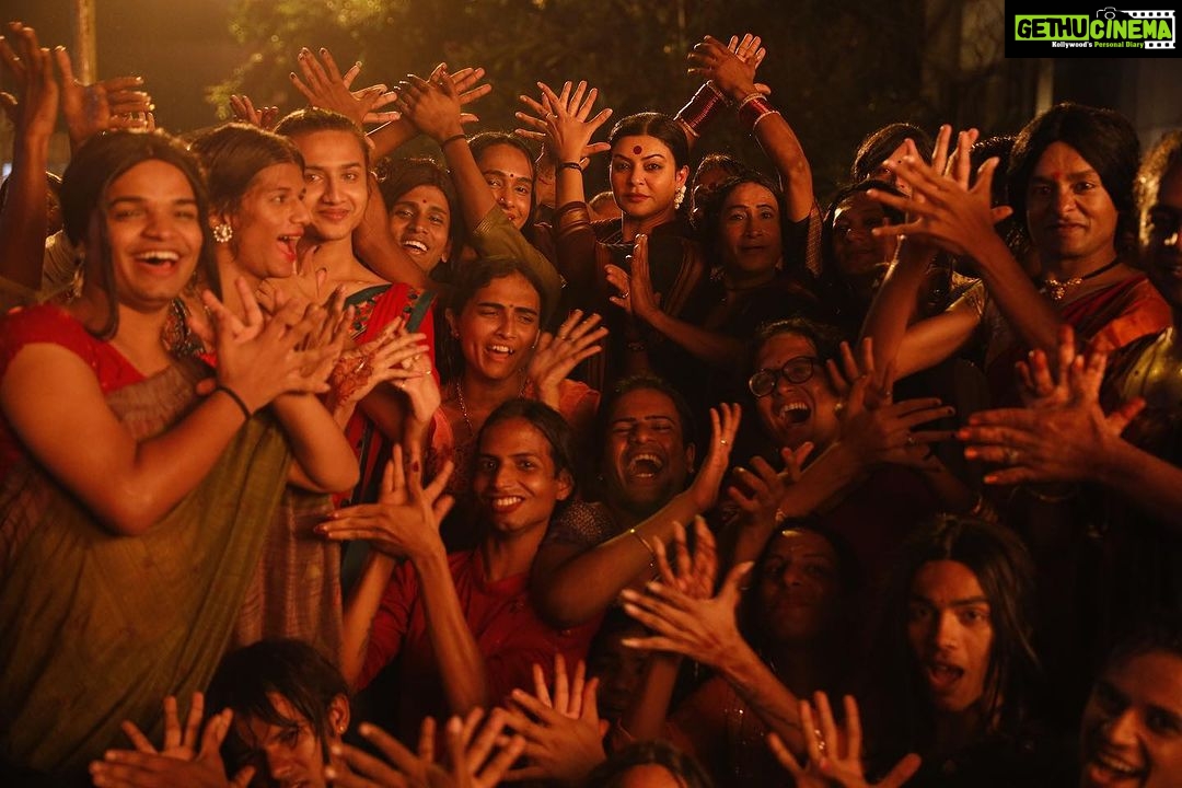 Sushmita Sen Instagram - The power of inclusion!!!! 😍👏🤗❤️ Thank you for including me!!!! My heartfelt gratitude to all the transgender co-actors in Taali for their humanity, love , acceptance & blessings!!! Thank you #bubli for cooking me the delicious meals…My dearest #Alizeh, for guiding me throughout the performance…to #silk #bhavika oh the list is endless!!! 😍🤗❤️ It has been a pleasure to share the screen with you all…you truly are gifted Actors & awesome people!!!🤗❤️👏 #lovethesmiles 😁 Congratulations for #Taali “It’s not enough to believe in a better world, we must help create it” ❤️ I love you guys!!! #duggadugga 😍
