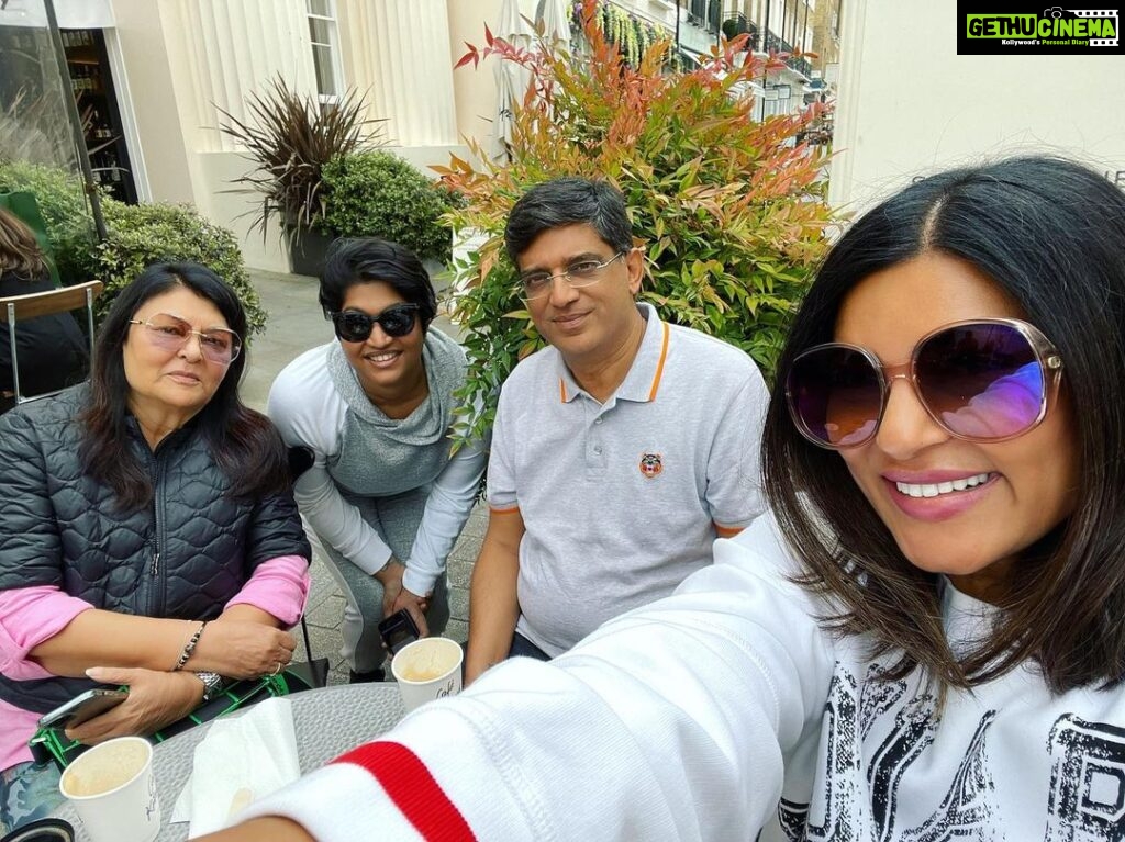 Sushmita Sen Instagram - #coffetime #familia #doubleshot #happiness #sharing #love 😁❤️💃🏻 @subhra51 @sreejaya.radhakrishnan 💋 I love you guys!!! #duggadugga 😍💃🏻🌈