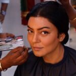 Sushmita Sen Instagram - “Gauri aa gayi” 😍❤️😊💃🏻 #bts #Taali #gaurilook #gluwork #restructuringbrows #sideburns #stubble #reshapinglips #strongerjawline #wingedeyes #kohlgaze #concealingtattoos #redbindi ❤️ @jitendramhatre01 @yogesh.patil1102 #julieTai #pankaj 😇🙏❤️👏 A huge shoutout to the most talented Stylist @umabiju & her team for the ENTIRE look & authentic feel of #Taali 👏🤗❤️ The research, the details…the fluidity!!! Well done my beautiful lady!!!👏👏👏😍 #sharing #labouroflove 😇❤️ I love you guys!!!! #duggadugga 💃🏻💃🏻💃🏻