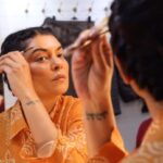 Sushmita Sen Instagram - There’s been so much appreciation for the #makeup for #Taali 😁🤗❤️ It’s time to meet the awesome crew behind it!! @jitendramhatre01 @yogesh.patil1102 #JulieTai 👏😍🤗 They got me ready as both Ganesh & Gauri everyday for 45 long days!!!! No mean task!!!🙏 Here is a glimpse of getting ready as #Gannu #Ganesh with this super talented & committed team!!! 😁❤️ #bts #taali And hats off to my Director @ravijadhavofficial for choosing not to use #prosthetics 👏👏👏 Good call Sir! I love you guys!!! #duggadugga 💃🏻💃🏻💃🏻