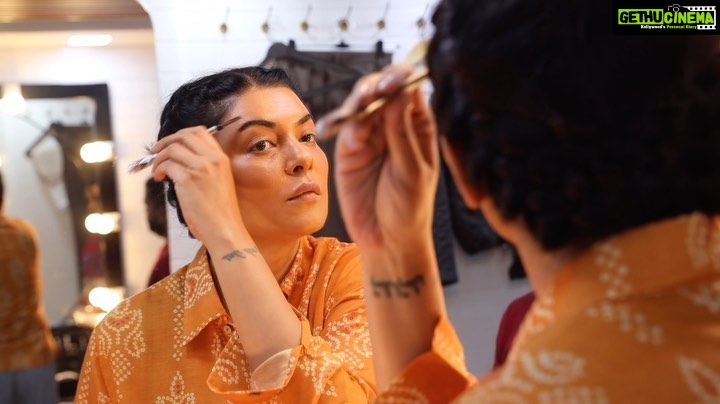 Sushmita Sen Instagram - There’s been so much appreciation for the #makeup for #Taali 😁🤗❤️ It’s time to meet the awesome crew behind it!! @jitendramhatre01 @yogesh.patil1102 #JulieTai 👏😍🤗 They got me ready as both Ganesh & Gauri everyday for 45 long days!!!! No mean task!!!🙏 Here is a glimpse of getting ready as #Gannu #Ganesh with this super talented & committed team!!! 😁❤️ #bts #taali And hats off to my Director @ravijadhavofficial for choosing not to use #prosthetics 👏👏👏 Good call Sir! I love you guys!!! #duggadugga 💃🏻💃🏻💃🏻