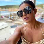 Sushmita Sen Instagram - Sen & the Italian Sun 😉❤️ #sardinia #sunkissed #vitamind 😄💋 I love you guys!!! #duggadugga 💃🏻