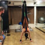 Sushmita Sen Instagram - Can’t change the situation…then, change your perspective!! 😉💋👍 Feet walk… Hand stand!!😄👊❤️ Hawks eyes @shivohamofficial 😀👊 #workinprogress 🙏 I love you guys!!! #duggadugga 😍